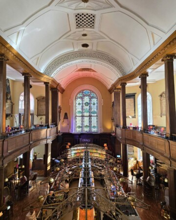 Pogled s galerije na unutrašnjost crkve pretvorene u restoran u Dublinu