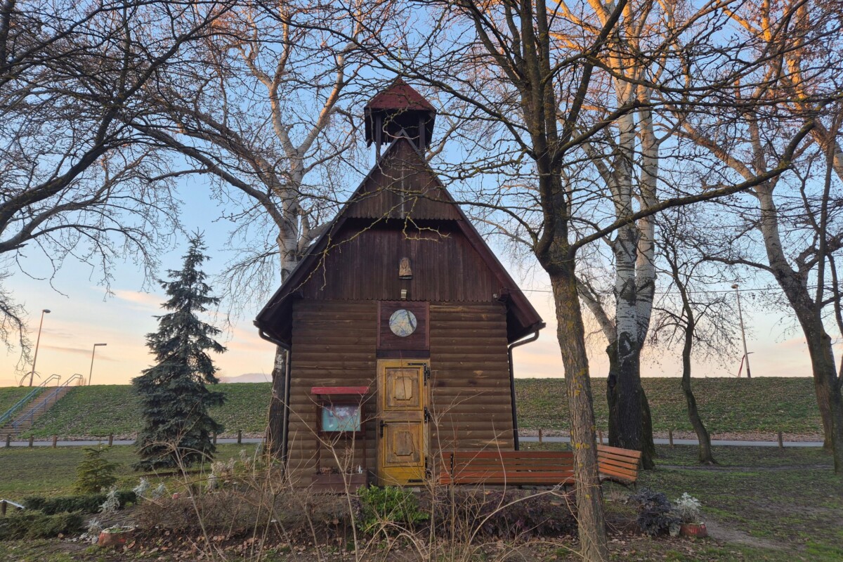 Drvena kapela Svetih anđela čuvara na Bundeku