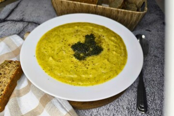 Gotova krem juha od brokule poslužena u tanjuru na kuhinjskom stolu
