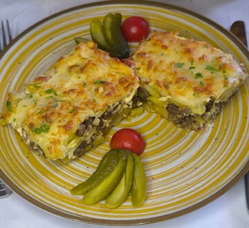 musaka Musaka narezana na kocke i servirana uz svježe povrće