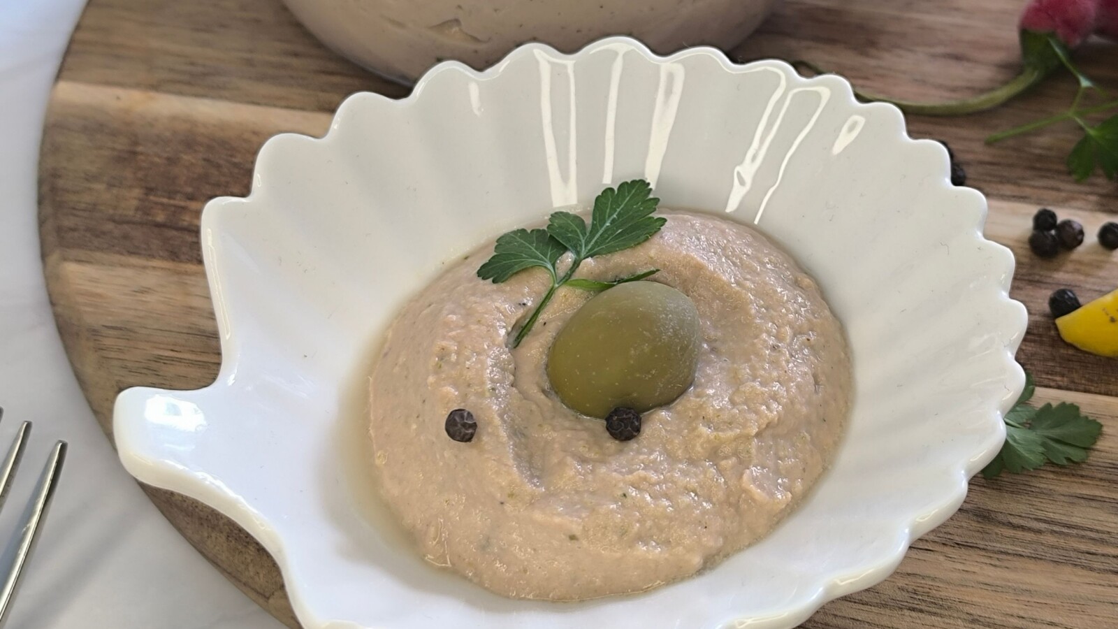 najbolja-pasteta-od-tune Tuna iz konzerve pripremljena za izradu domaće paštete uz dodatak maslinovog ulja i svježih začina