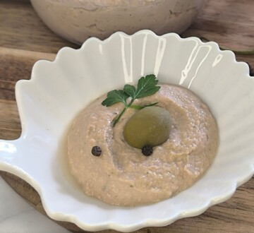 Tuna iz konzerve pripremljena za izradu domaće paštete uz dodatak maslinovog ulja i svježih začina