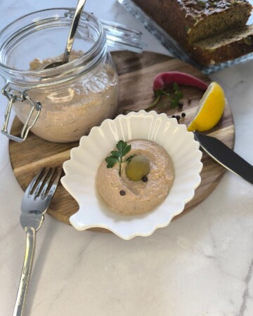 Pašteta od tune kao zdravi mediteranski namaz, bogata okusima i savršena za posluživanje uz kruh