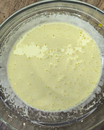 Smjesa za pincu nakon miješanja, kremasta tekstura tijesta