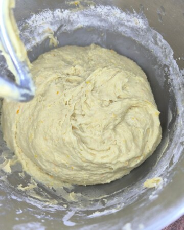 Miješenje tijesta za pincu u posudi, priprema smjese