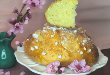 Domaća dalmatinska pinca posuta šećerom, zlatno pečena