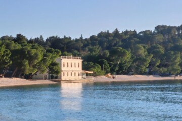 zuta-kuca-makarska2