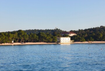 zuta-kuca-makarska4