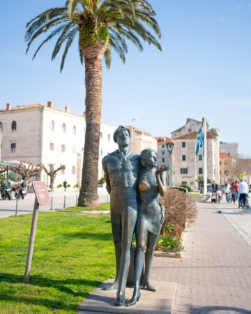 Makarska spomenik turistu1