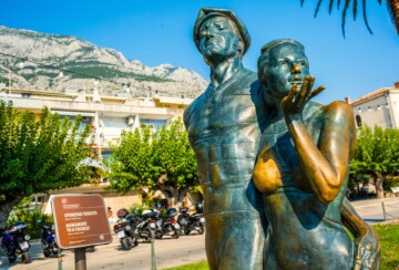 Makarska spomenik turistu2