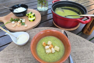 Krem juha od tikvica poslužena u zdjeli uz sastojke na stolu