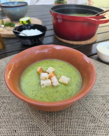 Gotova juha od tikvica s dodatkom prepečenog kruha