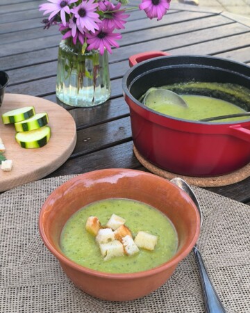 Krem juha od tikvica u zdjeli, jednostavno i domaće jelo