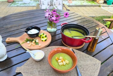 Servirana juha od tikvica s krutonima i svježim začinima