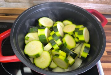 Svježe narezane tikvice spremne za kuhanje