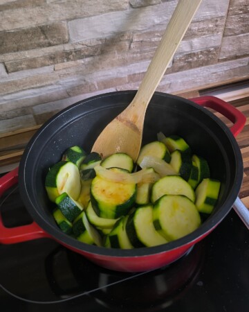 Pirjanje tikvica u loncu uz drvenu kuhaču