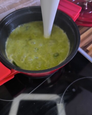 Blendanje juhe od tikvica štapnim mikserom