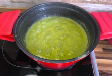 Kuhanje juhe od tikvica u loncu na štednjaku