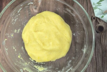 Umiješeno tijesto za linzere u zdjeli spremno za daljnju obradu