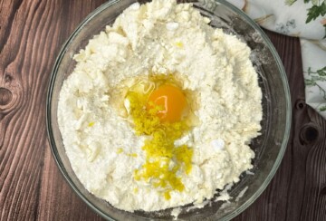 Sastojci za linzere u zdjeli s jajetom i brašnom prije miješanja
