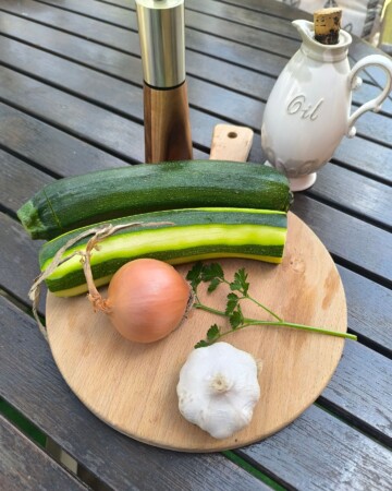 Svježe tikvice, luk, češnjak i peršin pripremljeni za juhu od tikvica