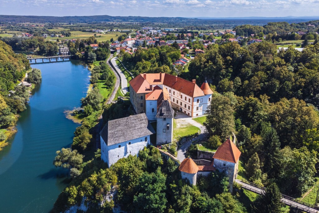 Ispod ovog hrvatskog grada prolazi vlak! Jedan neobičan detalj skriva se doslovno pred očima posjetitelja