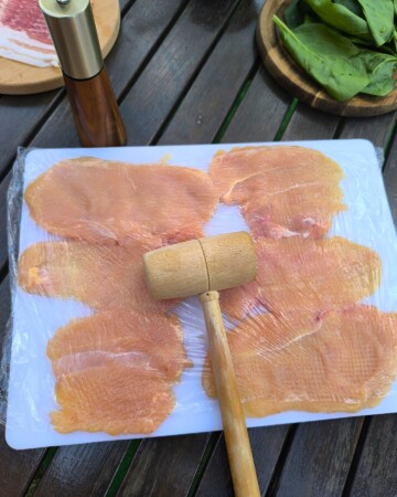 Istučeni pileći filei pripremljeni za punjenje sirom i špinatom, domaći recept za rolanu piletinu iz pećnice.