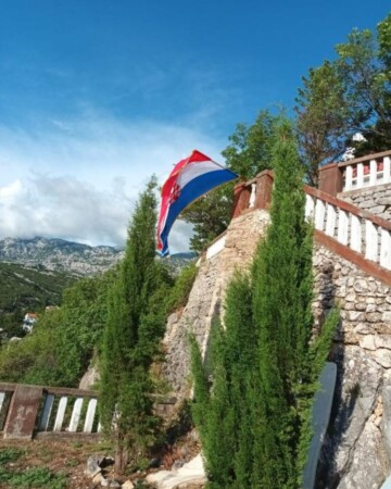 planinarski-dom-miroslav-hirtz-jablanac-zastava