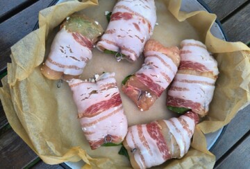 Sirove rolice od piletine omotane pancetom pripremljene za pečenje u pećnici, recept za rolanu piletinu sa sirom i špinatom.