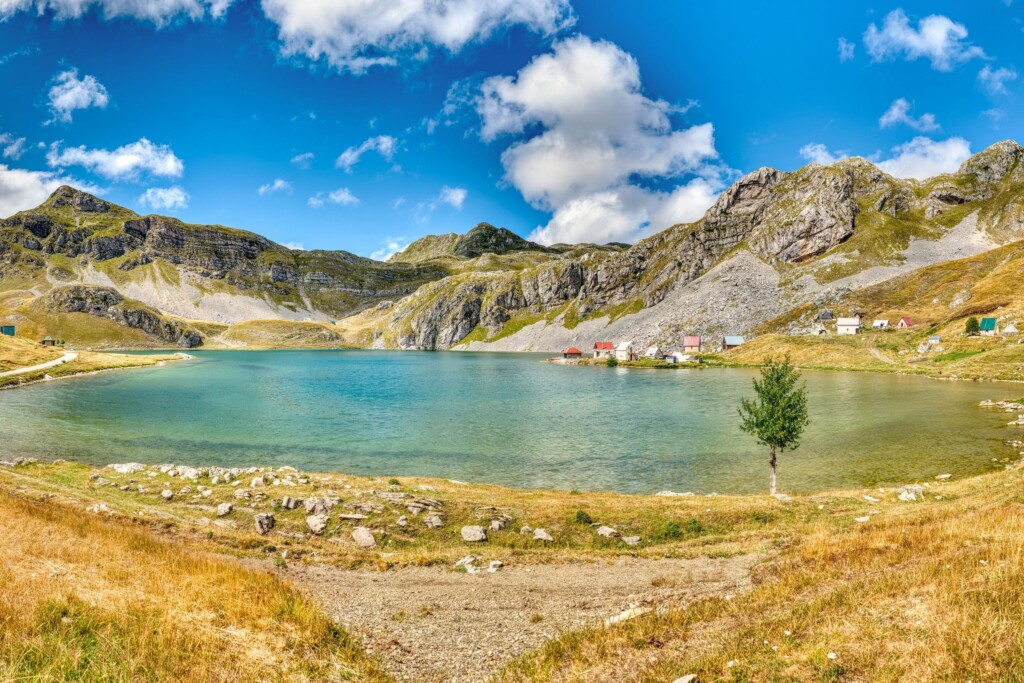 Na gotovo 1700 metara krije se jedno od najljepših jezera na Balkanu: legenda kaže da su ga stvorile vile koje su zaboravile zatvoriti izvor