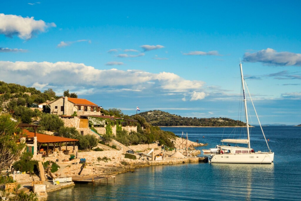 Ovo je jedini hrvatski otok koji ima prugu! Na njemu nema ni automobila ni hotela, ondje se uživa u apsolutnoj slobodi