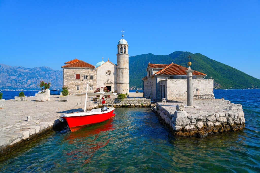 Jedini umjetni otok na Jadranu krije crkvu koju nazivaju malom Sikstinskom kapelom. Do njega možete stići brodom