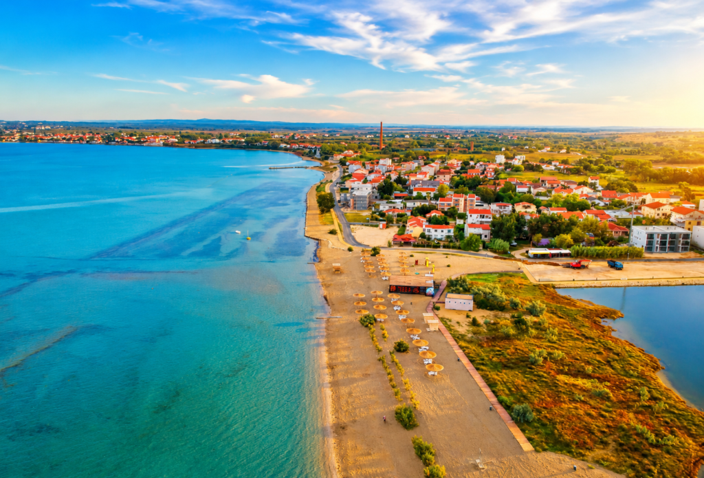 Pijesak na ovoj hrvatskoj plaži doseže nevjerojatnih 50 stupnjeva, a ljudi se njime prekrivaju! Vjeruju da ublažava bolove