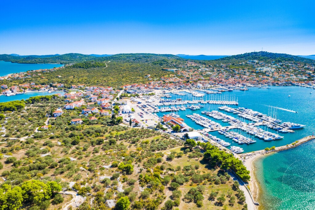 Jedina plaža u Hrvatskoj na kojoj možete plivati iznad potopljenog antičkog grada nalazi se na otoku u blizini Šibenika