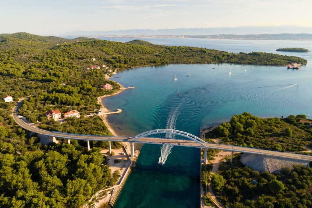 Most dug samo 210 metara povezuje dva hrvatska otoka. Ispod njega ljeti prođe čak 2000 plovila dnevno