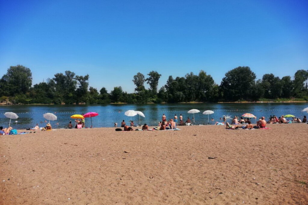 Otkrili smo prekrasnu pješčanu plažu koja nije na moru! Ovaj grad ima divno riječno kupalište i najljepši vodeni park s bazenima