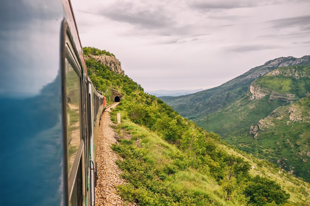 Jedna od najljepših željezničkih ruta Europe nalazi se na Balkanu. Prolazi kroz 254 tunela i preko čak 435 mostova