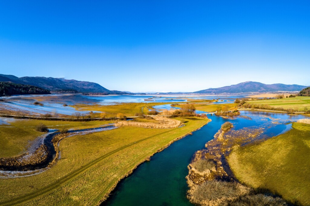 Najveće jezero u Sloveniji jednom godišnje doslovce nestane: njegovo dno tad se pretvori u livadu na kojoj pasu životinje