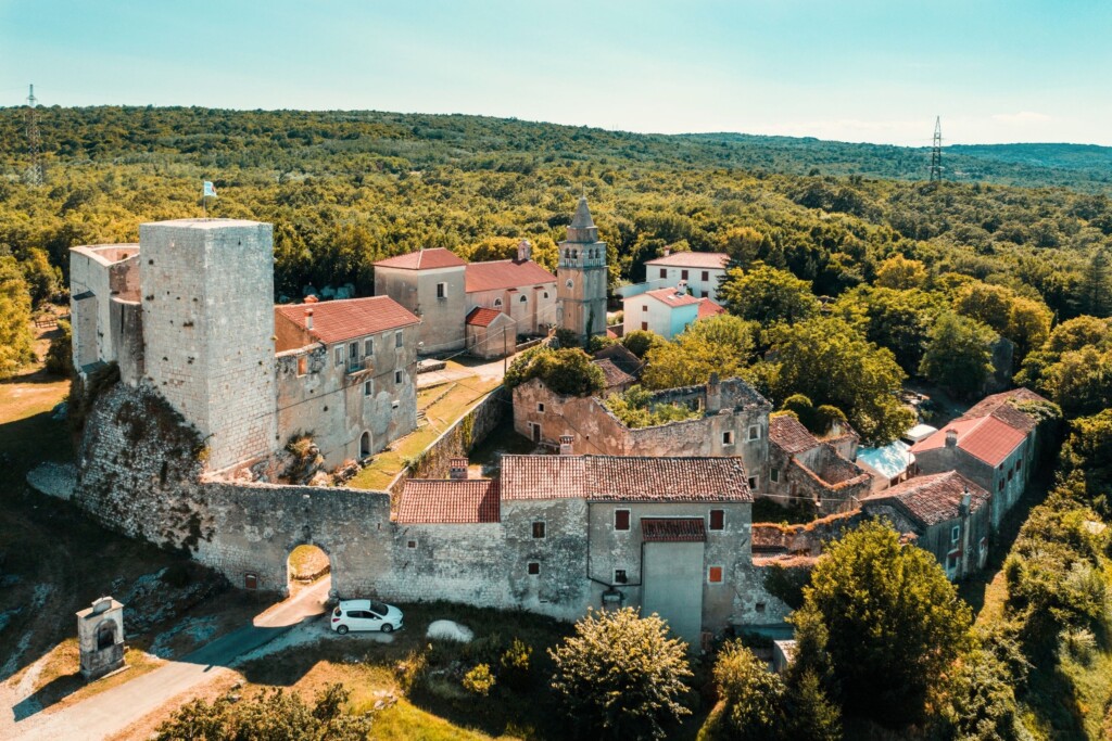 Ovo malo mjesto u Istri ima tek nekoliko ulica i 200 stanovnika, ali i dovoljno zanimljivosti za čitav dan istraživanja