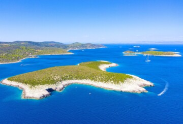 Zelena spilja Vis Ravnik