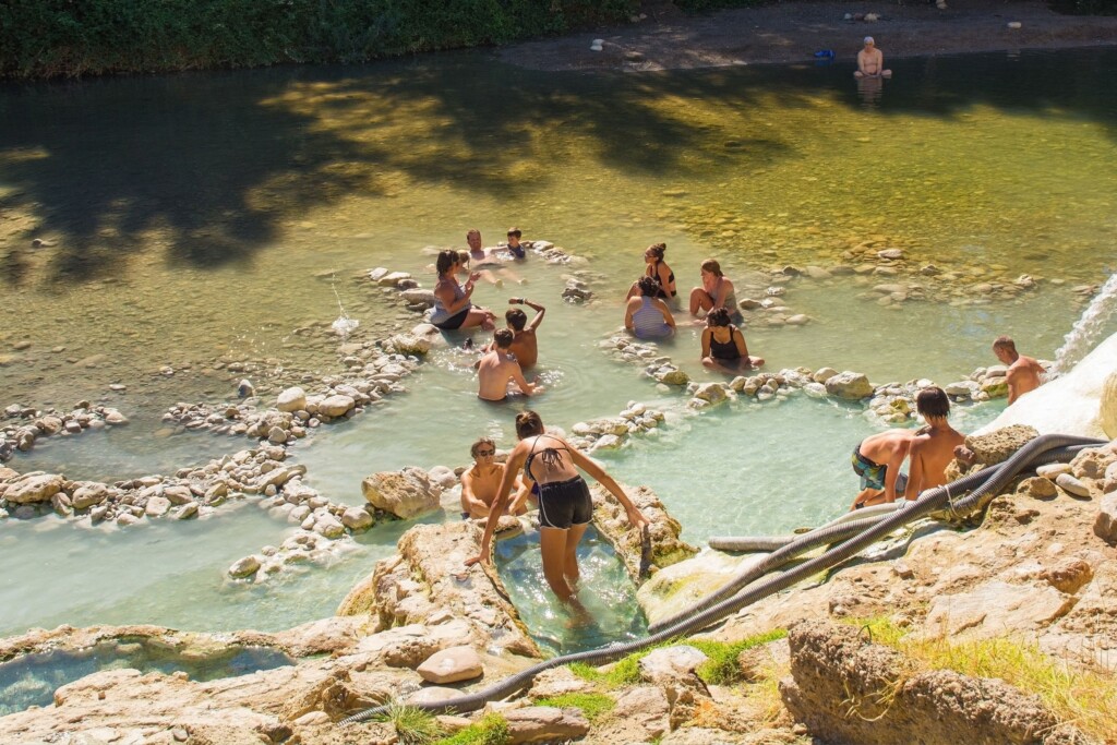 Otkrili smo šumu u kojoj voda izvire na temperaturi od čak 43 stupnja! Kupanje je besplatno i moguće cijelu godinu