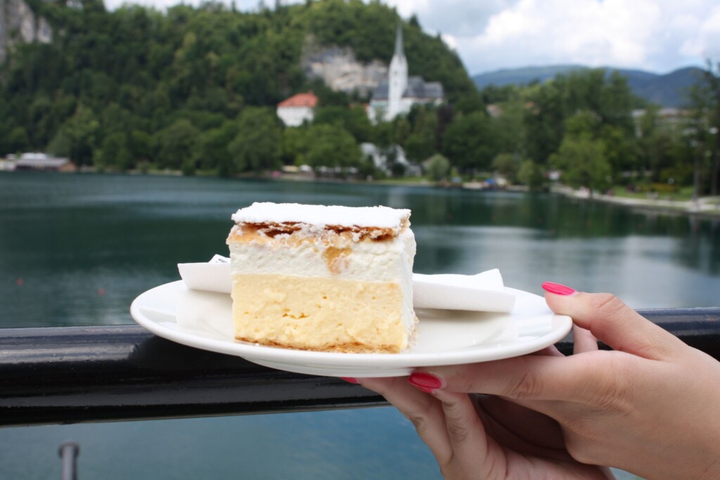 Probali smo kolač kod kojeg je sve povezano s brojem sedam: košta 7 eura, visok je 7 centimetara, krema se kuha 7 minuta…