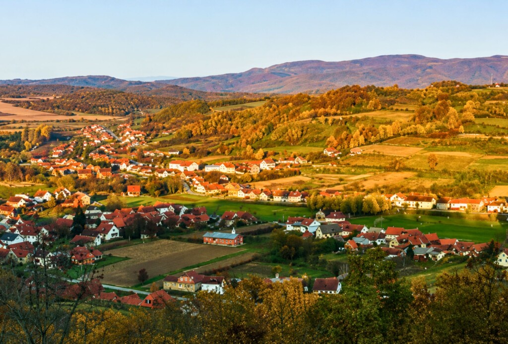 U malom slavonskom mjestu čuvaju Bibliju veličine poštanske marke! Skrivena je u izložbi koju možete razgledati uz najavu