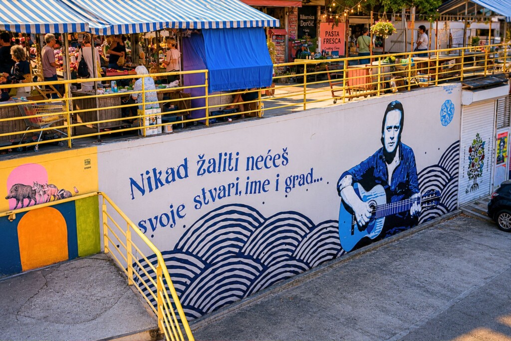 Umjetnici su zapušteni dio dalmatinske tržnice pretvorili u pravo malo čudo! Najveći mural posvećen je Arsenu Dediću