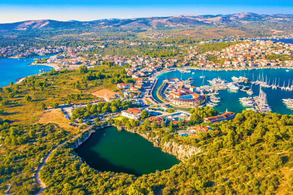 Tajanstveno jezero između Šibenika i Splita s morem je povezano podzemnom špiljom! Iz zraka izgleda poput golemog zmajeva oka