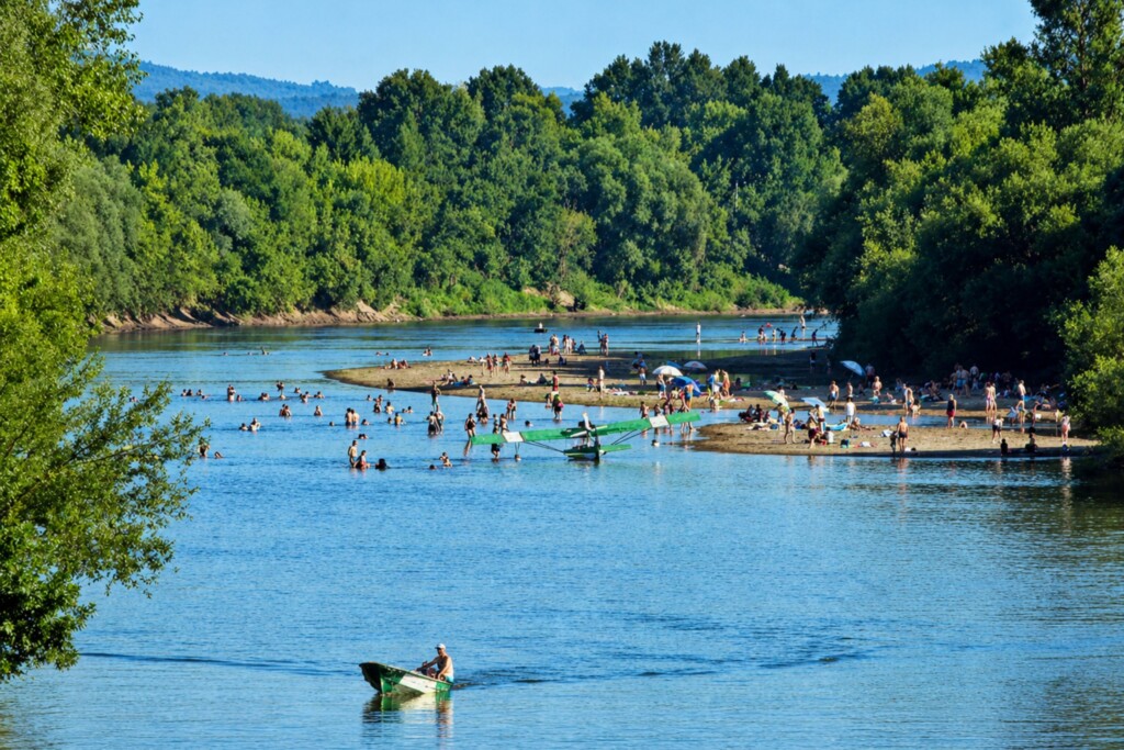 Na manje od sat vremena vožnje od Zagreba čeka vas velika pješčana plaža! Na njoj ima hlada, a parking se ne plaća