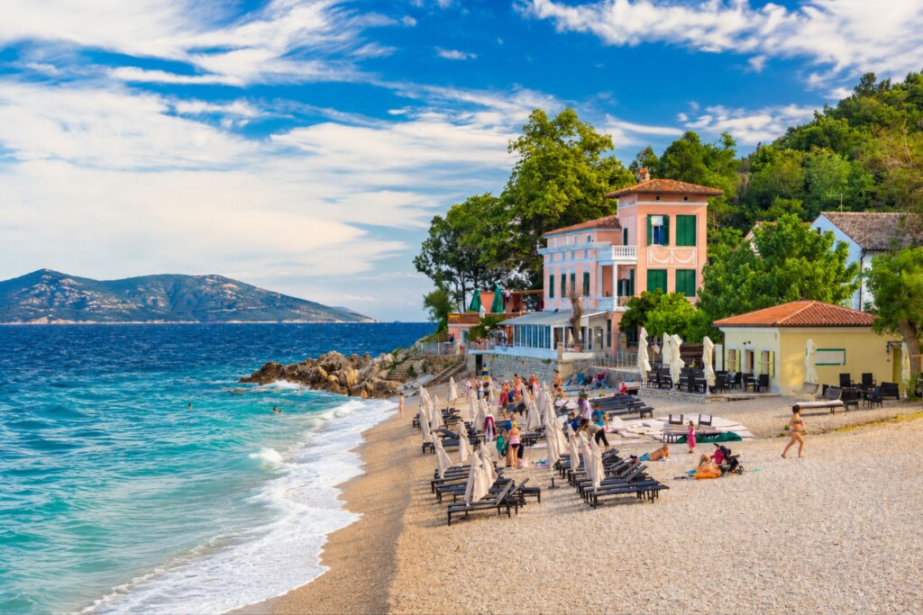 Ovo malo mjesto nosi nadimak Hrvatski Portofino: ima kućice sa šarenim fasadama i lijepe šljunčane plaže