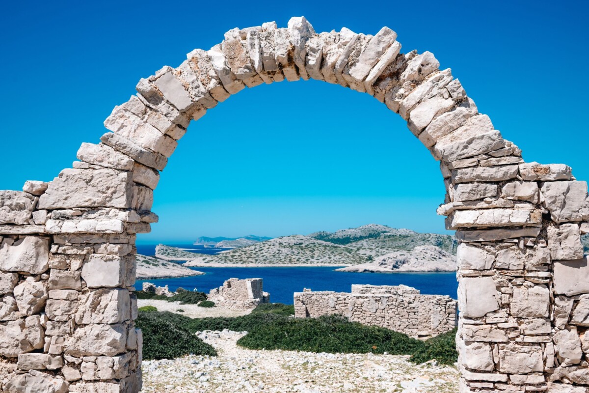 otok-mana-kornati-ostaci-filmskog-seta