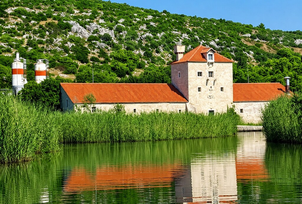 Pokraj jednog od najposjećenijih gradova u Dalmaciji pronašli smo neobičnu plažu, staru mlinicu i zeleni rezervat pun života