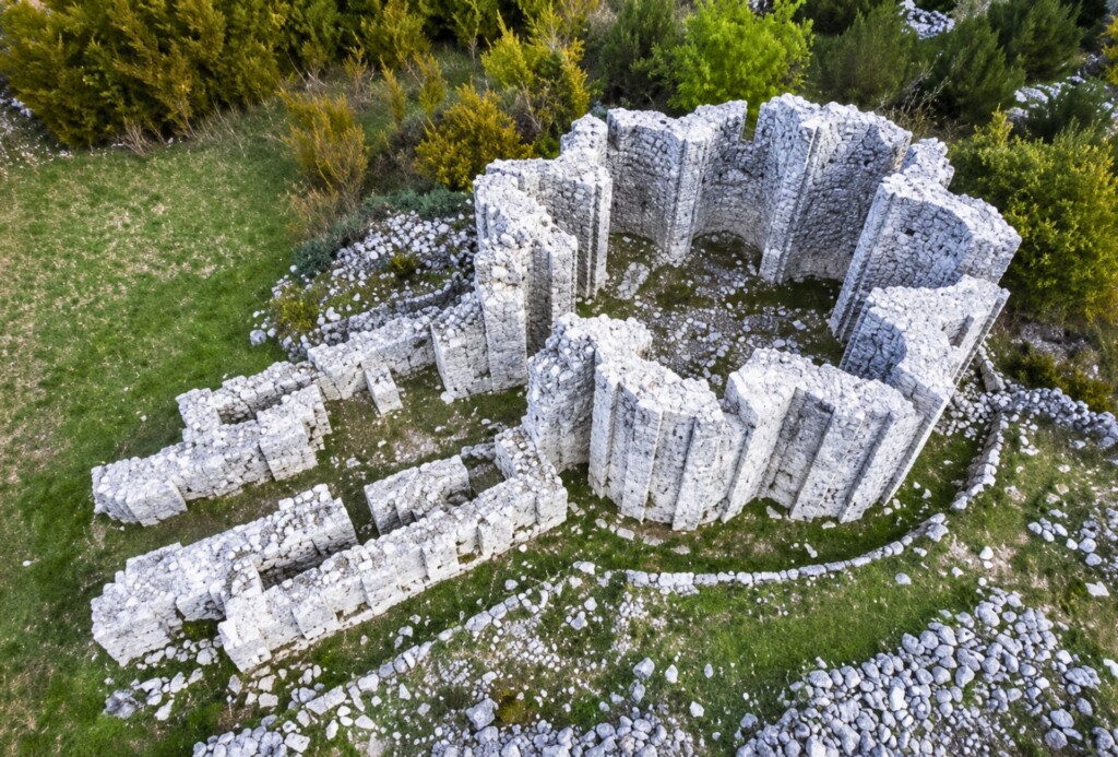 U selu s tek nekoliko stanovnika kriju se ruševine jedne od najzagonetnijih crkava u Hrvatskoj! Nitko ne zna tko ju je sagradio